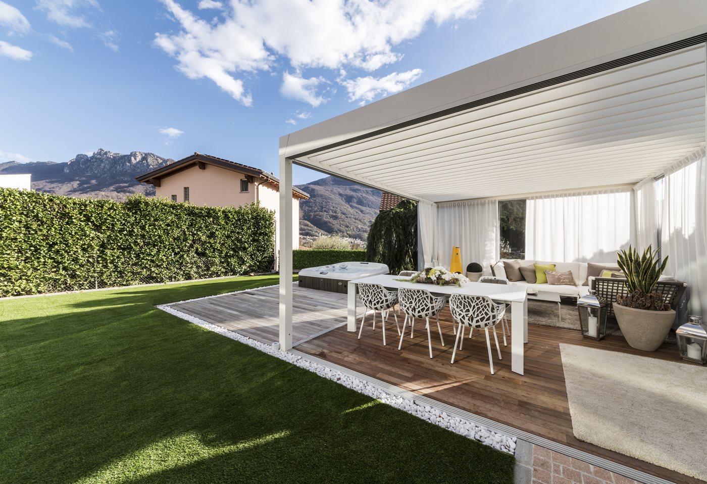 De pergola met lamellendak van Corradi: dé outdoor oplossing voor je buitenruimte die comfortabel en functioneel is.