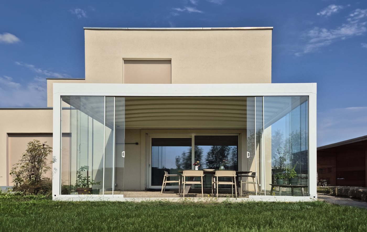 Chiusure perimetrali per pergole: vivere l’outdoor tutto l’anno con screen verticali, vetrate scorrevoli e frangisole
