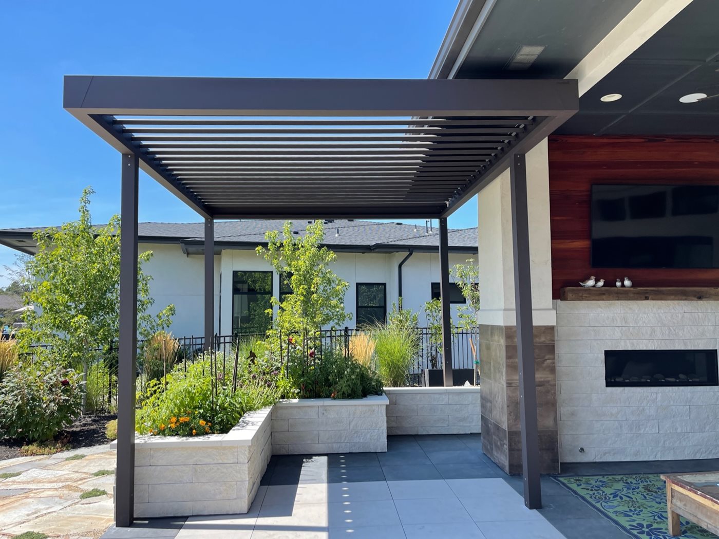 Cantilevered-Residential-Alba-in-Idaho-by-Blind-Appeal-(1).jpg Cantilevered-Residential-Alba-in-Idaho-by-Blind-Appeal-(1).jpg