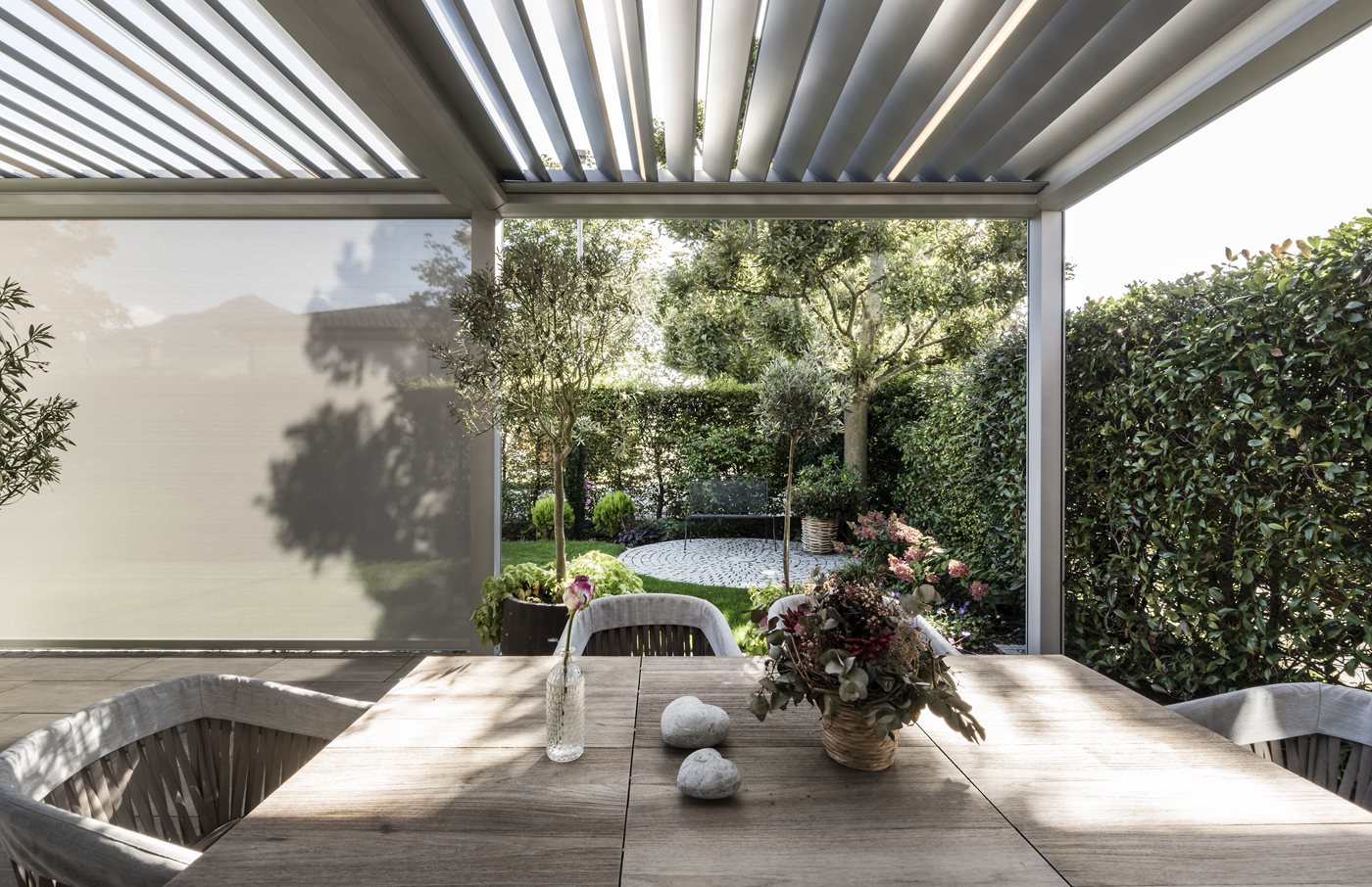De hemel als dak boven je hoofd en groene muren rondom: beleef de Nature Experience met Pergotenda®, Pergola’s met lamellendak en Zonnezeilen Sun Sails.