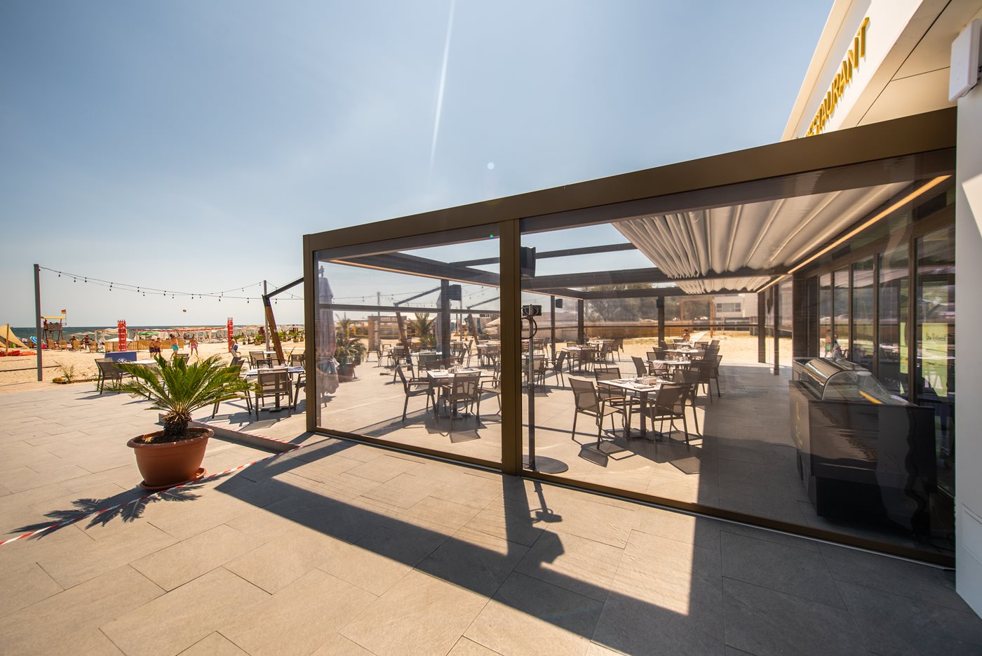 Un environnement lounge exclusif avec Pergotenda® Maestro à Mamaia Mare (Roumanie)