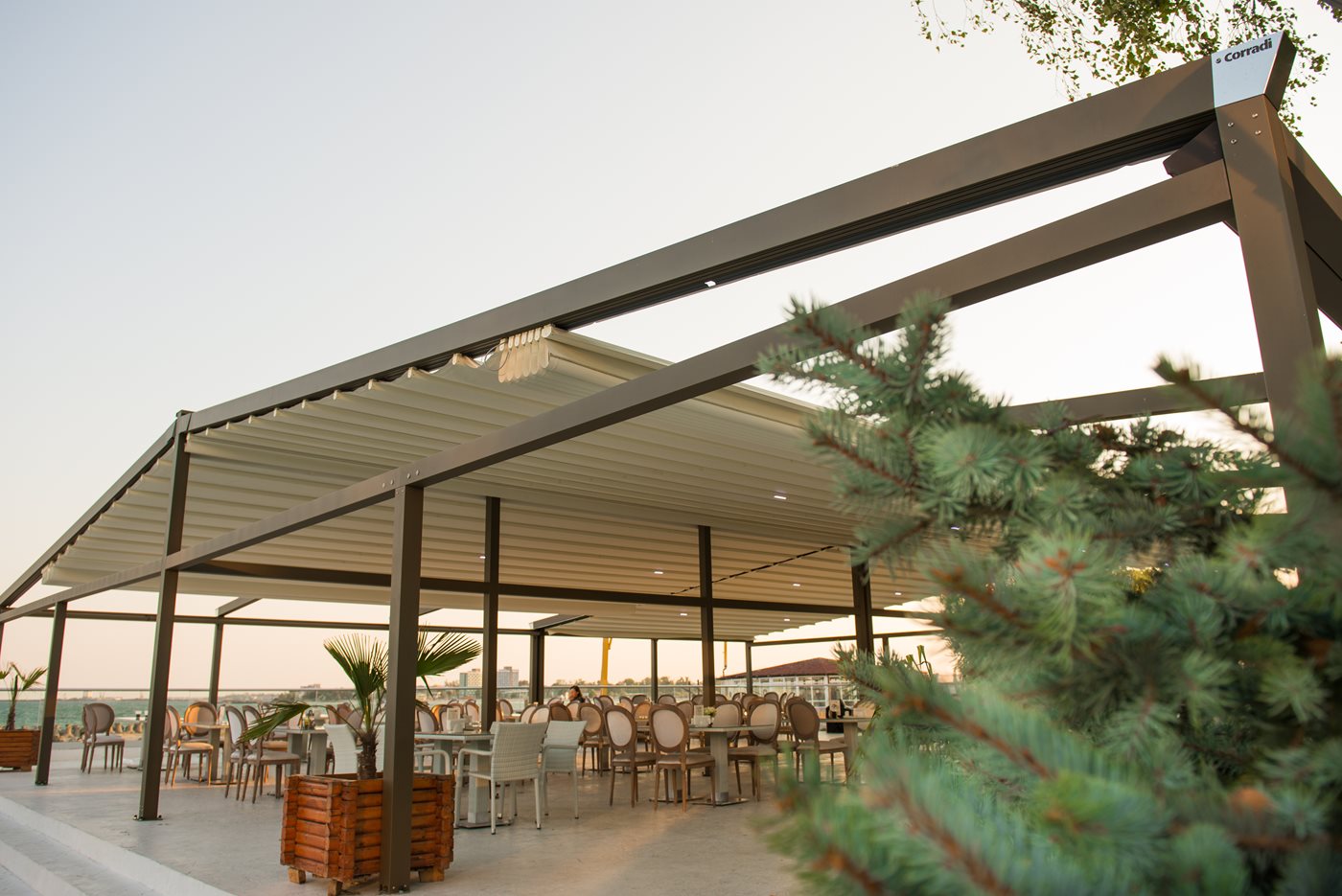 Der Outdoor-Bereich von Klasse des Hotel Turquoise Venus Resort mit der Pergotenda® B-Space