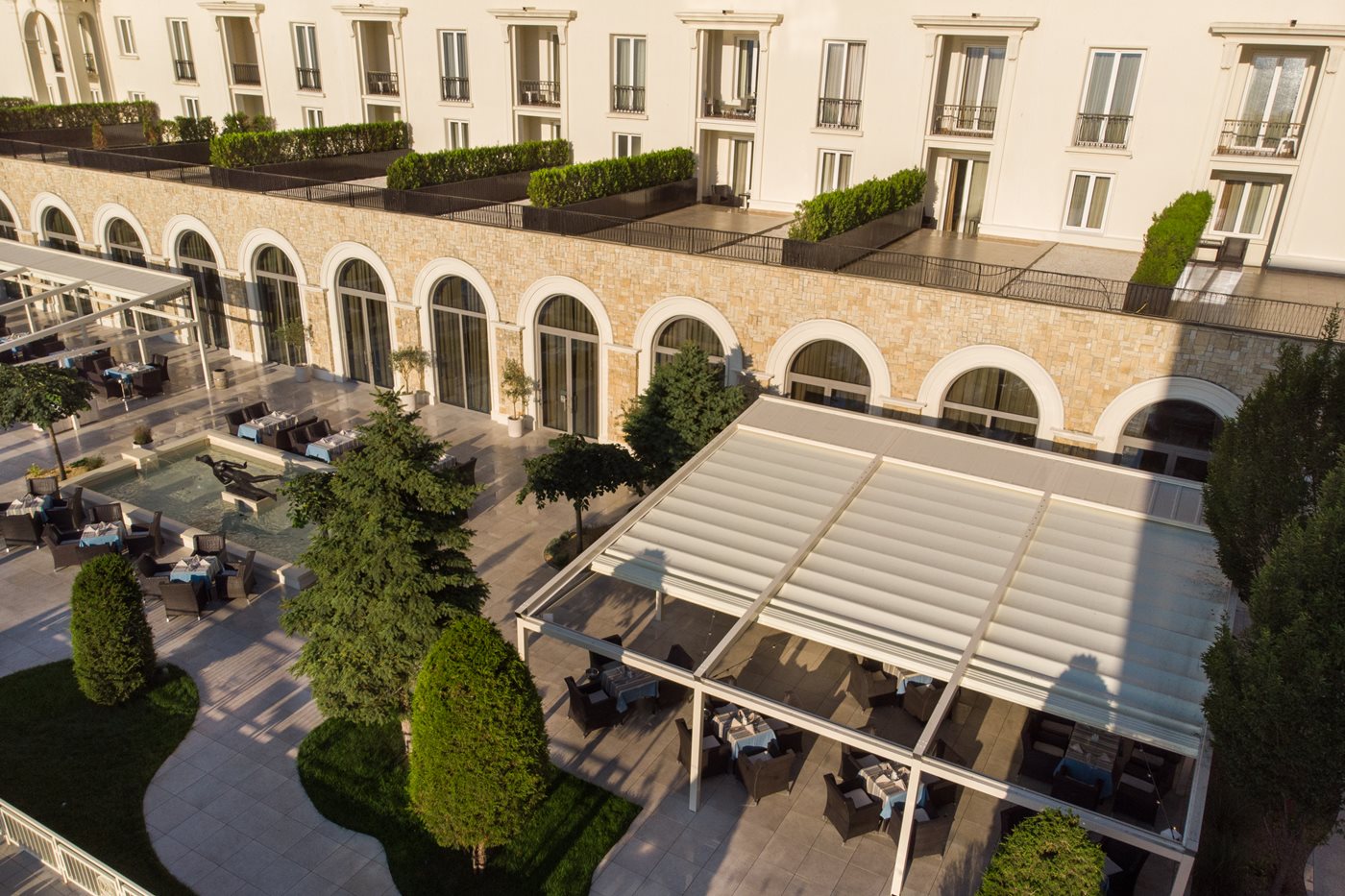 Pergotenda® B-Space: gastvrijheid in de openlucht bij Hotel IAKI