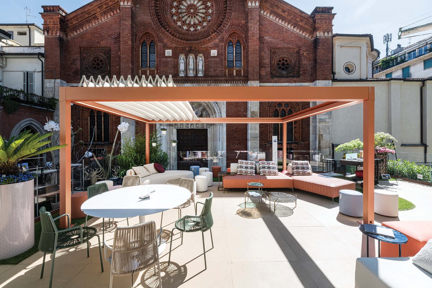 Più resistenza con telo curvo e gronda perimetrale