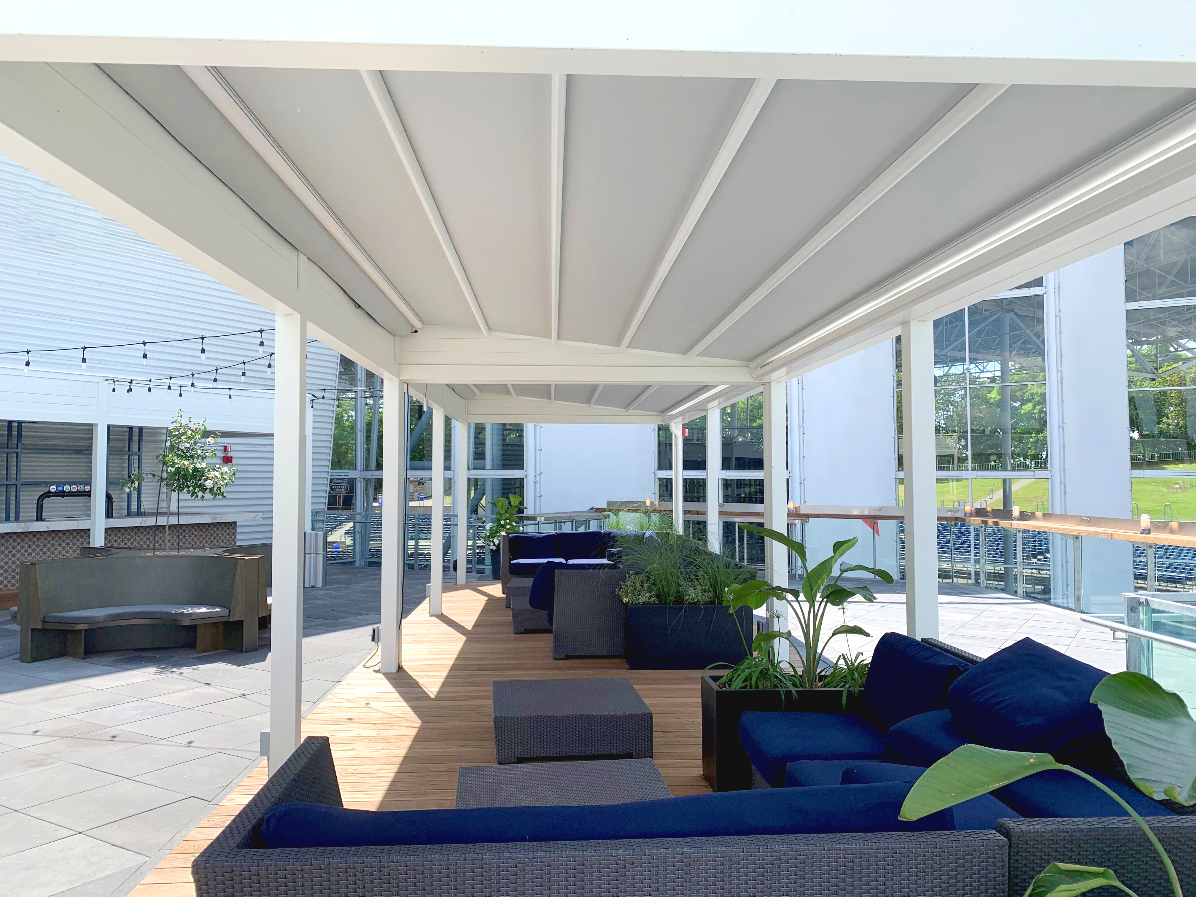Wood free standing pergola: practical and natural outdoors